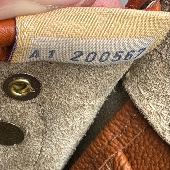 Vintage Dooney and Bourke Awl Taupe Leather Big Duck Crossbody Bag - Picture 15 of 16